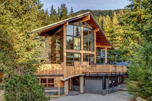 Stunning 6-bedroom ski/bike-in chalet with plenty of indoor and outdoor entertainment space