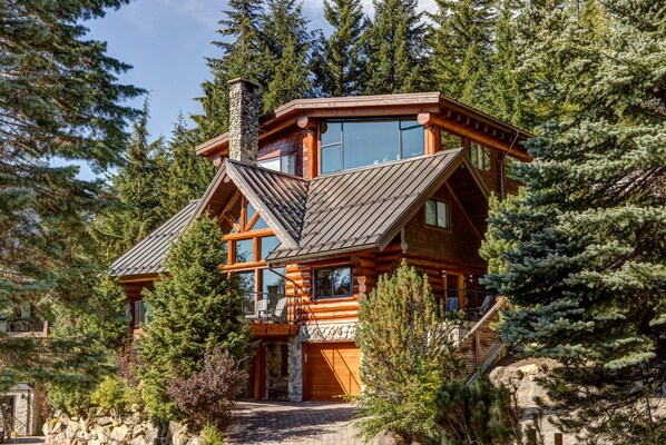 Snowridge  Chalet  5 Bedroom Ski-In/Out Creekside (3704)