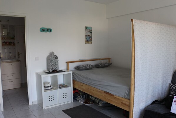 Doppelbett unter dem Bett gibt es noch Klapp Stühle und eine Strandliege