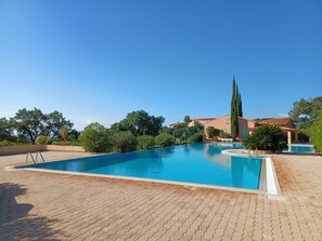 Piscine à débordement avec vue mer du haut du Domaine