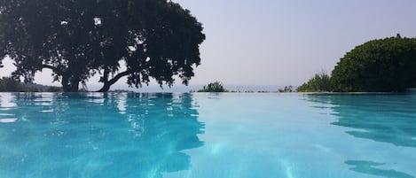 Piscine à débordement avec vue mer du haut du Domaine