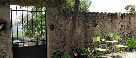 Entrée du jardin 
en face de l'appartement