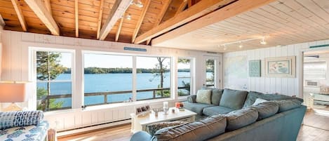 Living room with exquisite views of the bay~