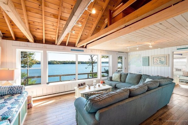Living room with exquisite views of the bay~