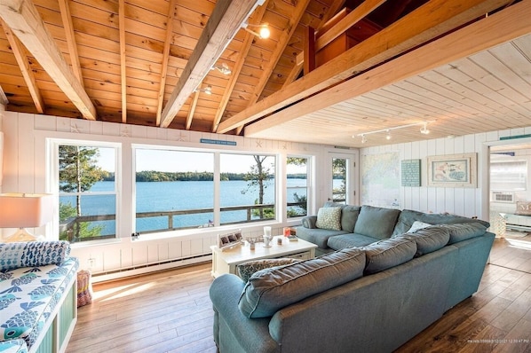 Living room with exquisite views of the bay~