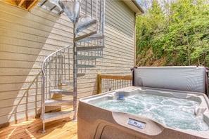 Outdoor spa tub