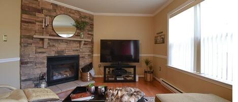 Warm & cozy gas fireplace, spacious sectional, lounger, DVD player, streaming TV