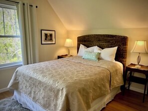 Queen bed in family suite