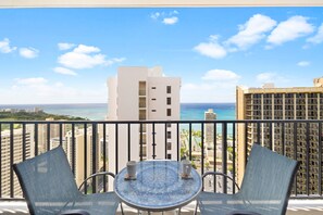 Balcony with refreshing views of the Ocean!