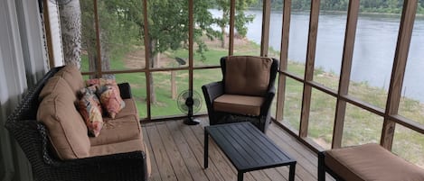 Fulling screened in porch/balcony overlooking the Tennessee River