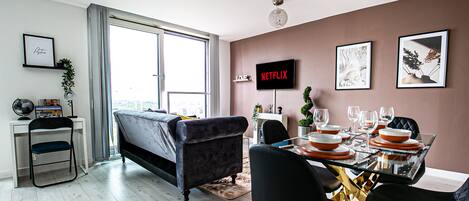 Living Room diner with Smart TV with Netflix and a cozy fireplace for you