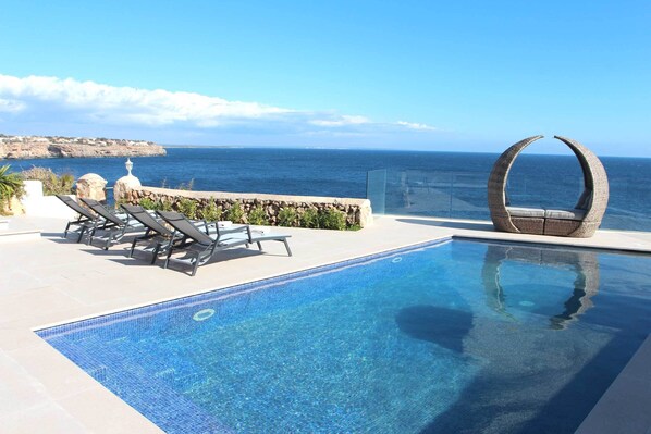 Poolterrasse mit Meerblick und Blick bis Colonia Sant Jordi