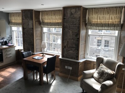 2 Bedroom 2 Bathroom Old Town Royal Mile by Edinburgh Castle