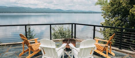 Outdoor Patio. Relax by the Firepit. 