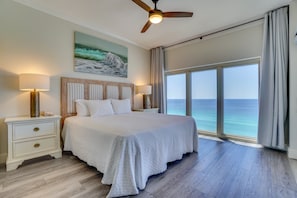 King size bed - Ocean view. Hello Sunrise!
Enjoy the restful king bed with lush linen and the softest pillows for good night of sleep and rejuvenation.