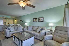 Living Room | Smart TV w/ Cable