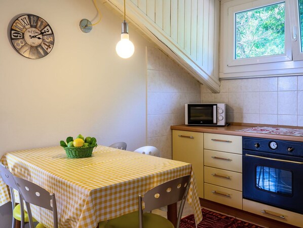 Gebäude, Cabinetry, Eigentum, Möbel, Schublade, Tabelle, Interior Design, Beleuchtung, Holz, Countertop