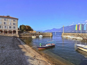 Wasser, Boot, Himmel, Wasservorräte, Wolke, Watercraft, Gebäude, Azurblau, Fenster, Fahrzeug