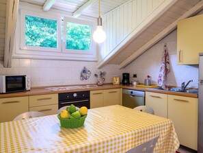 Countertop, Cabinetry, Eigentum, Schublade, Fenster, Sinken, Küche, Kommode, Holz, Tabelle
