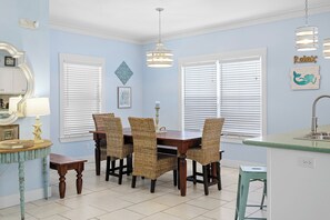 03-Emerald-Ayes-Dining