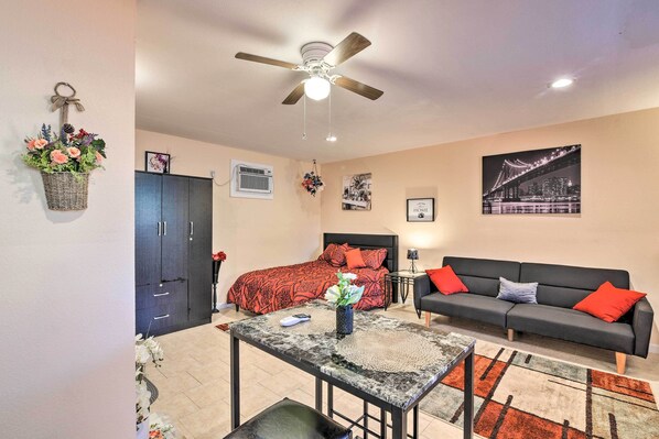 Galveston Vacation Rental | Studio | 1BA | Single Story | 400 Sq Ft
