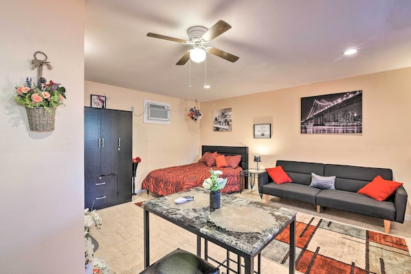 Galveston Vacation Rental | Studio | 1BA | Single Story | 400 Sq Ft