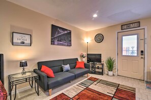 Studio | Smart TV w/ Cable