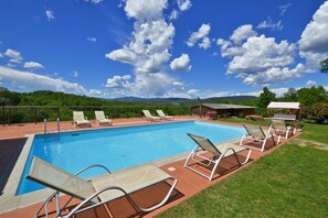 The equipped pool and the wide view on the countryside