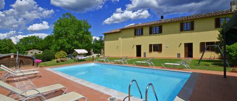 La piscina y la casa