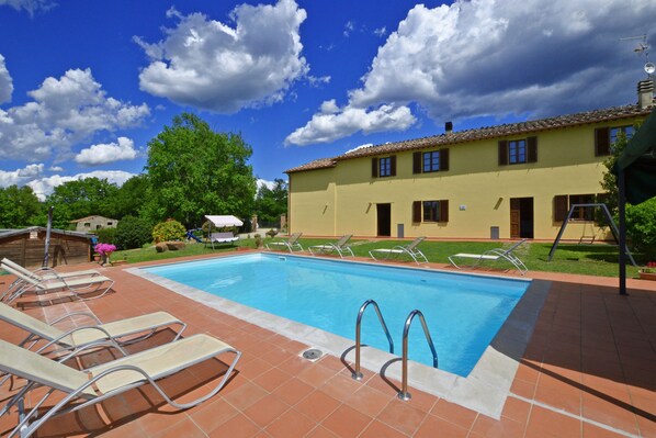 La piscine et la maison