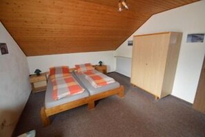 Ferienwohnung in ruhiger Lage-Schlafzimmer mit Doppelbett