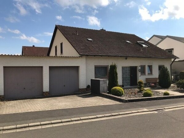 Ferienwohnung Treutlein (Thüngersheim)-Vorderansicht mit Parkmöglichkeit vor Doppelgarage