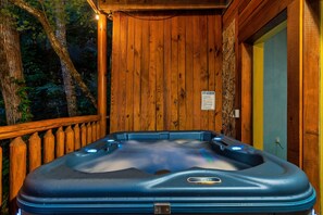 The private hot tub backs up to a rock cliff. Very secluded. 