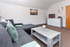 Wohnzimmer mit integriertem Küchenbereich