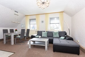 Wohnzimmer mit integriertem Küchenbereich