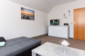 Wohnzimmer mit integriertem Küchenbereich