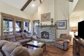 Lodges 1120- Living Room with Gas Fireplace and Flat Screen TV