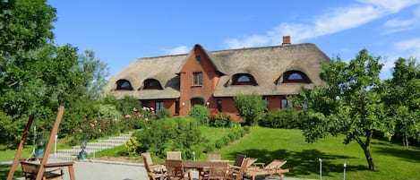 Urlaub Familie Nordsee Hof Ferienwohnung Hollandwarft Terrasse Garten