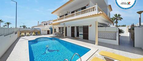 Piscine privée, très bon espace de loisirs.