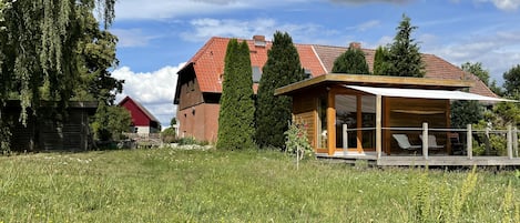 Terrasse Sauna im Hintergrund Ferienhaus DHH
