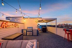Welcome to your Nashville rooftop oasis! Enjoy cocktails and stunning skyline views from this luxurious deck—perfect for bachelorette parties, family reunions, grilling, and sunset celebrations!
