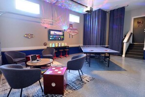 Enjoy a memorable night in this chic game room with a ping-pong table! Perfect for bachelorette parties or family reunions, it's designed for fun and just minutes from downtown Nashville. Your luxury accommodations await!