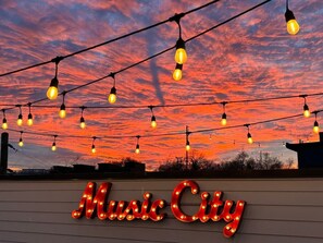 Enjoy stunning sunsets and city lights from a rooftop deck in Nashville! Ideal for a bachelorette party or luxury getaway, this view promises unforgettable memories in downtown.