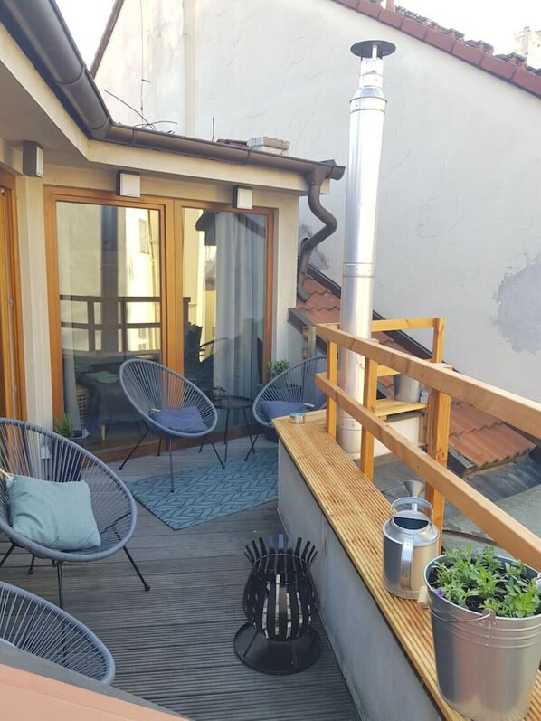 Stunning modern and newly renovated duplex apartment in the Old Town of Prague opposite the National Theatre. The first floor is open plan with a U shaped sofa, 55" TV (with Netflix), dining table with 6 chairs and kitchen. The kitchen has a concrete work