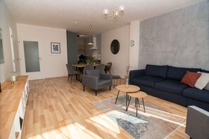 Open plan lounge/dining area