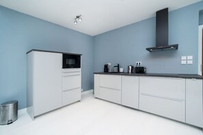 Fully equipped kitchen (including free tea and coffee)