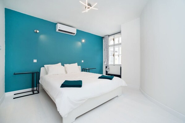 Queen bed with air-conditioning and window to quiet courtyard