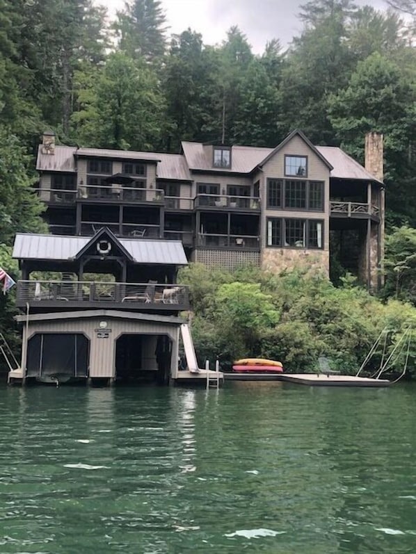 Luxury home on Lake Rabun-pristine water & lush mountain setting