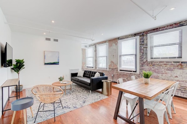 Bask in natural daylight for a few minutes for a boost of alertness, and you also have full control over the amount of natural light that comes in.