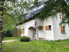 Ground floor apartment in Allemond a short walk to the Eau d’olle express ski lift with furnished garden and secure bike/ski store
